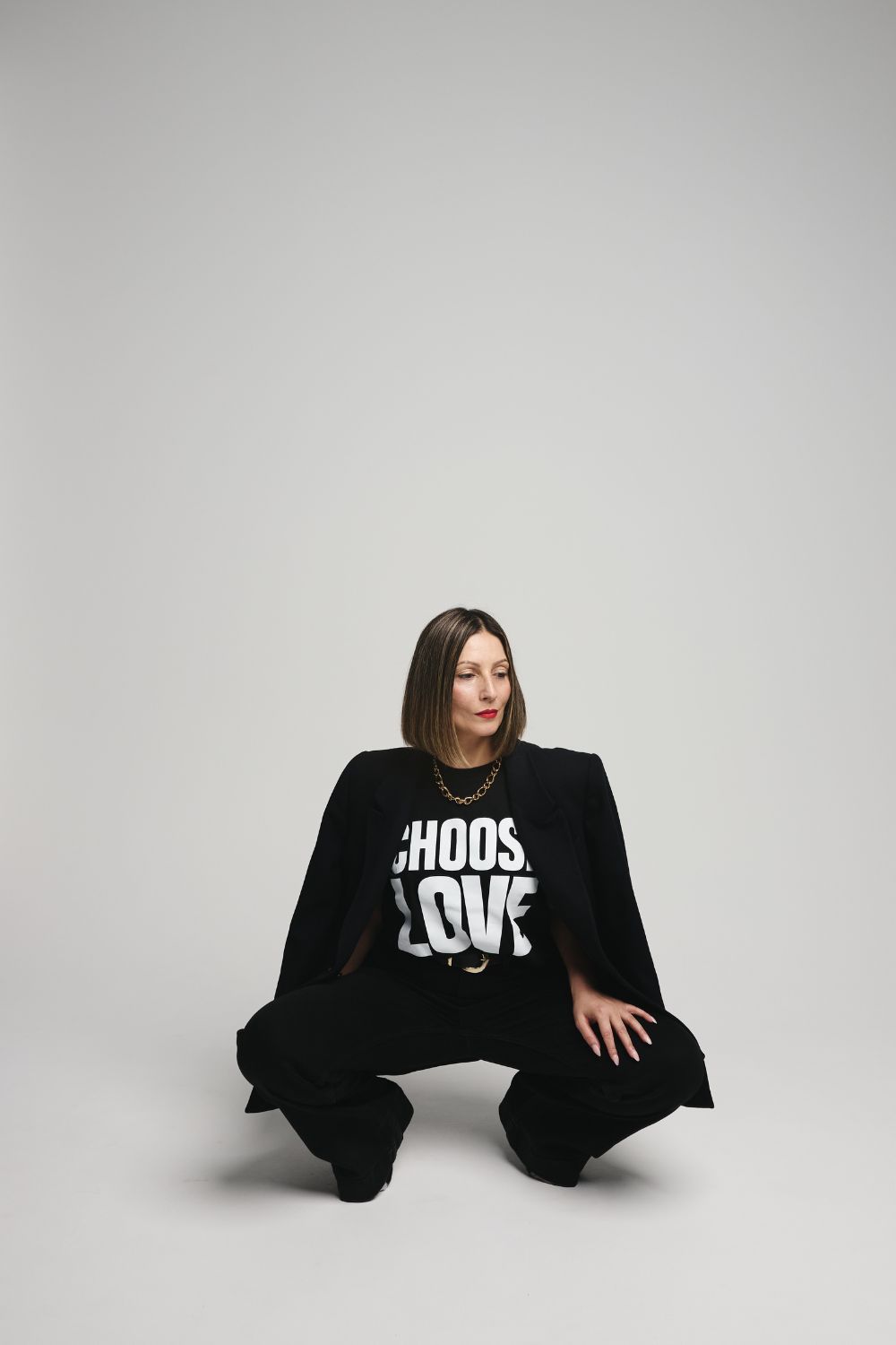 Roberta Lee THE ORIGINAL SUSTAINABLE STYLIST. Wears a statement T-shirt elegantly styled to look polished but have a point of view.