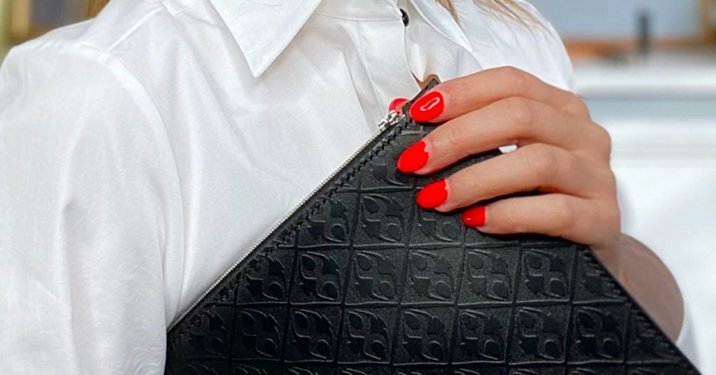 Roberta Style Lee - BLOG - Priestleys New Sustainable Luxury Handbag Brand Review | Black Leather Clutch